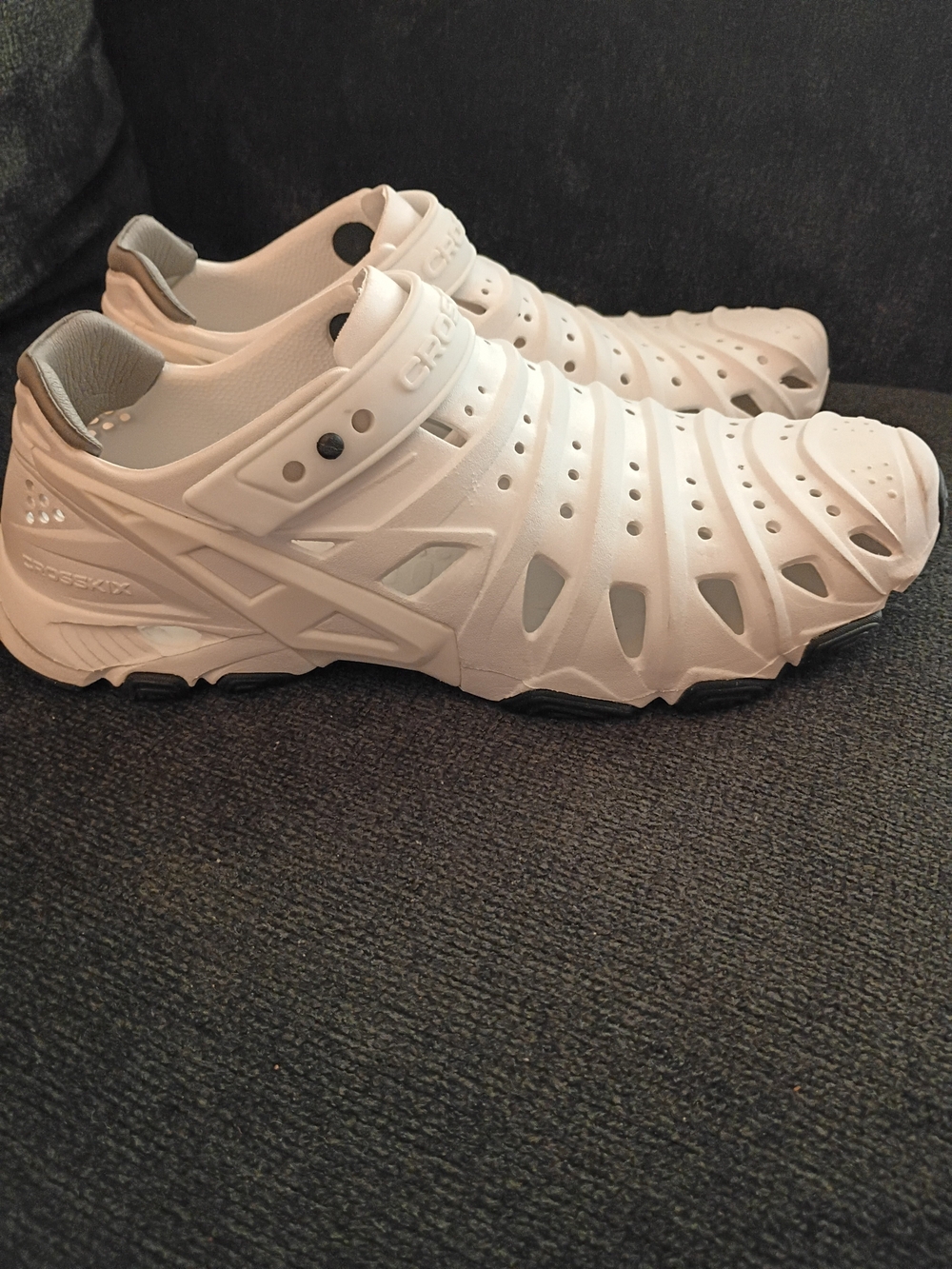 Men's White Sporty Slip-On Shoe with Adjustable Strap Size 8M